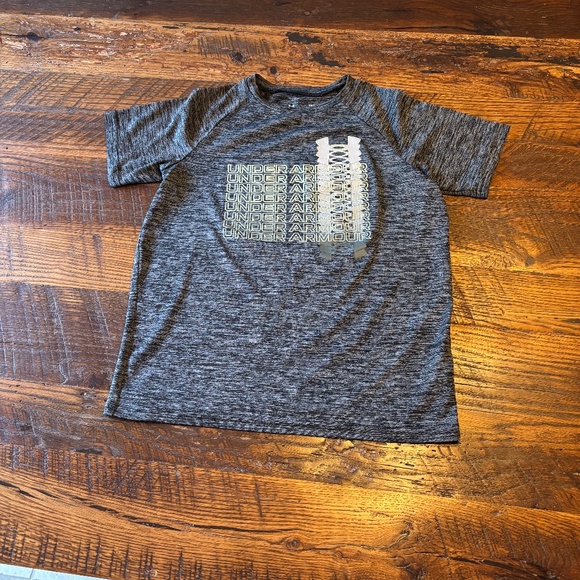 Boys Under Armour Medium Dry Fit Shirt - Picture 1 of 3